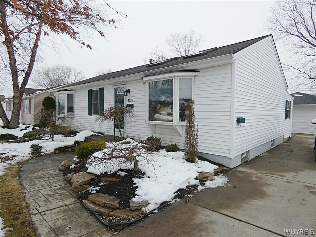 4326 East Frontier Drive, Hamburg, New York 14219, Hamburg, New York 14219, 3 Bedrooms Bedrooms, 11 Rooms Rooms,1 BathroomBathrooms,Residential,For Sale,4326 East Frontier Drive, Hamburg, New York 14219,0,B1662735