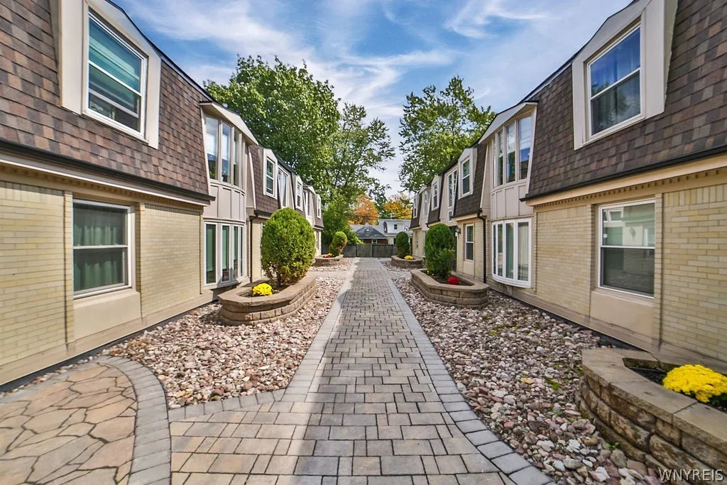 32 Bernhardt Drive 10, Amherst, New York 14226, Amherst, New York 14226, 2 Bedrooms Bedrooms, 5 Rooms Rooms,1 BathroomBathrooms,Residential Lease,For Rent,32 Bernhardt Drive 10, Amherst, New York 14226,0,B1663440