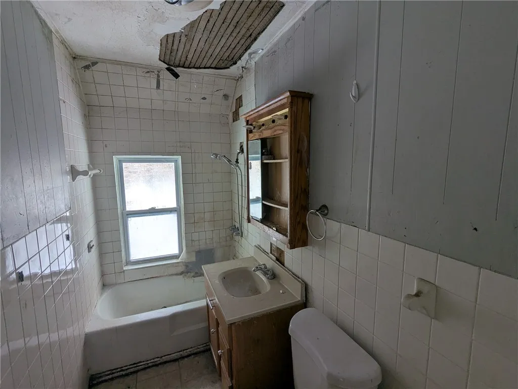 88 Monica Street, Rochester, New York 14619, Rochester, New York 14619, 4 Bedrooms Bedrooms, 5 Rooms Rooms,1 BathroomBathrooms,Residential,For Sale,88 Monica Street, Rochester, New York 14619,0,R1662418