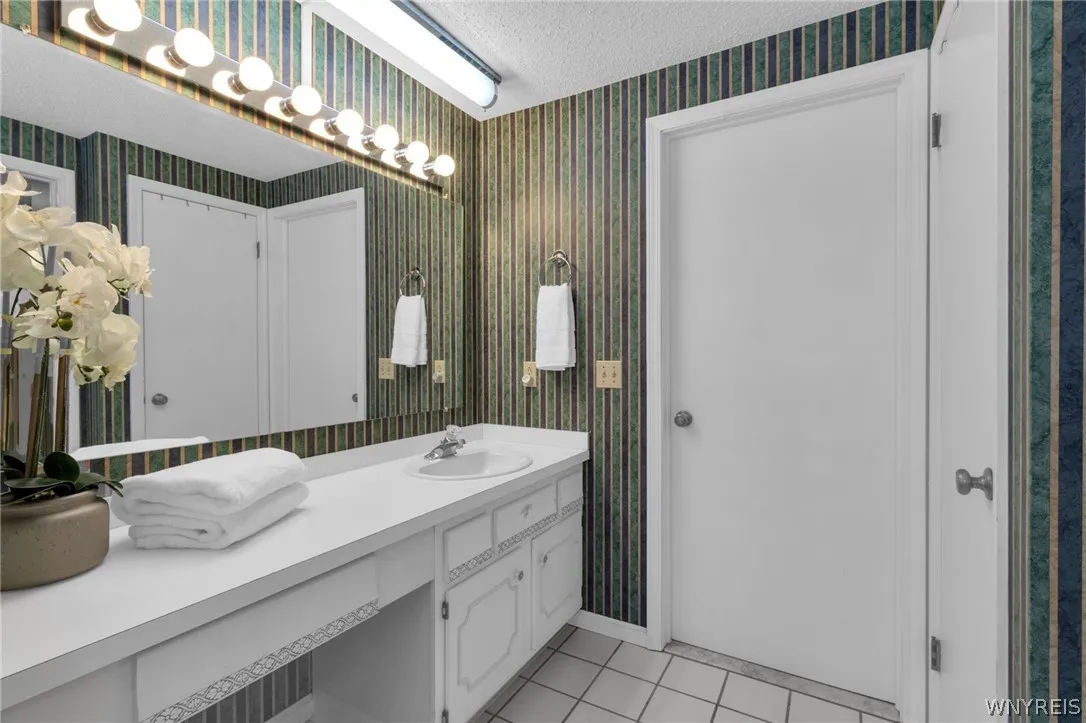 215 Wedgewood Drive, Amherst, New York 14221, Amherst, New York 14221, 3 Bedrooms Bedrooms, 8 Rooms Rooms,2 BathroomsBathrooms,Residential,For Sale,215 Wedgewood Drive, Amherst, New York 14221,0,B1664462