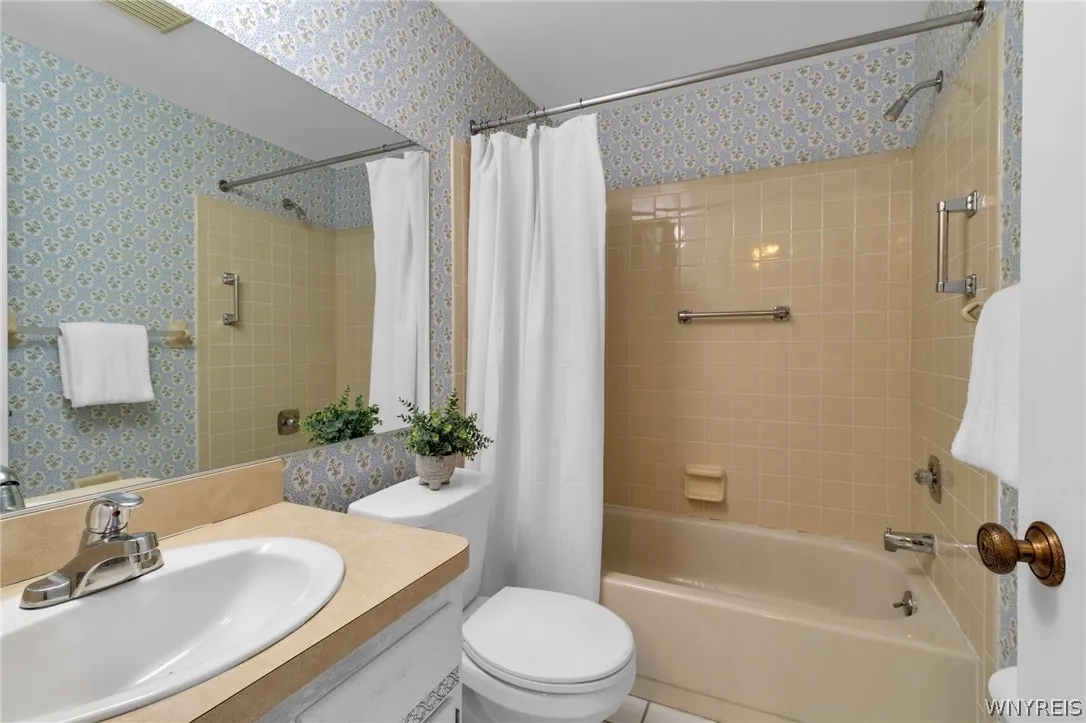 215 Wedgewood Drive, Amherst, New York 14221, Amherst, New York 14221, 3 Bedrooms Bedrooms, 8 Rooms Rooms,2 BathroomsBathrooms,Residential,For Sale,215 Wedgewood Drive, Amherst, New York 14221,0,B1664462