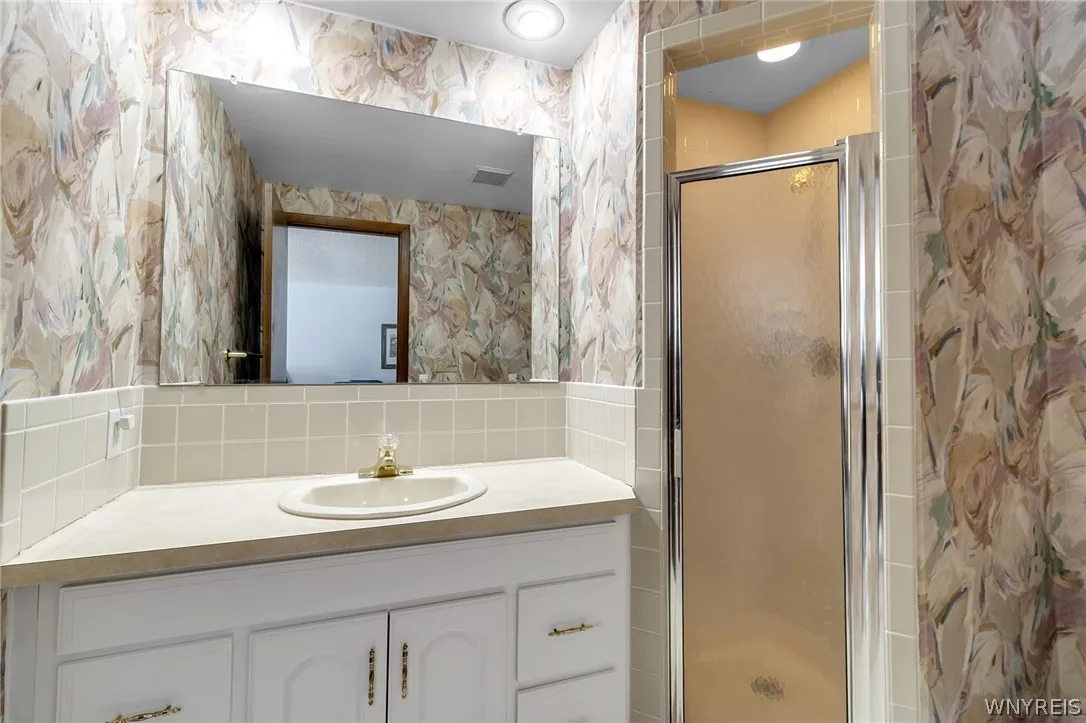 2nd FLOOR FULL BATH