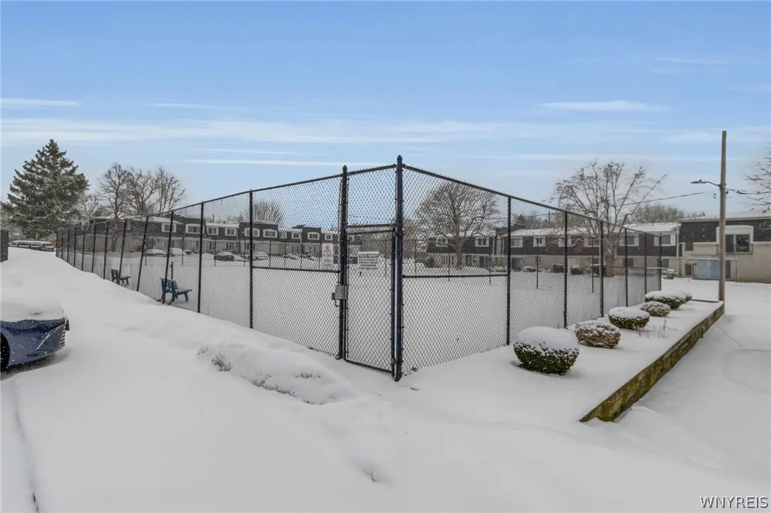 TENNIS COURTS / PICKLEBALL included in HOA