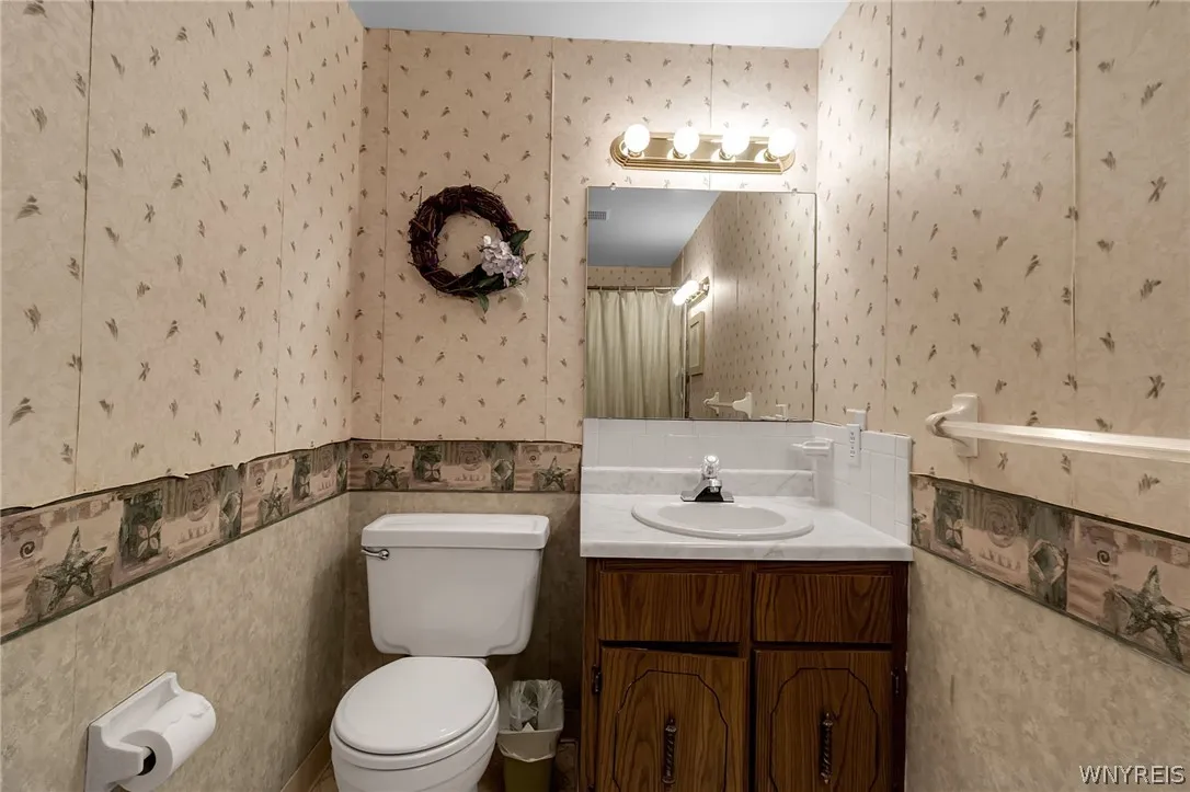 1st FLOOR HALF BATH