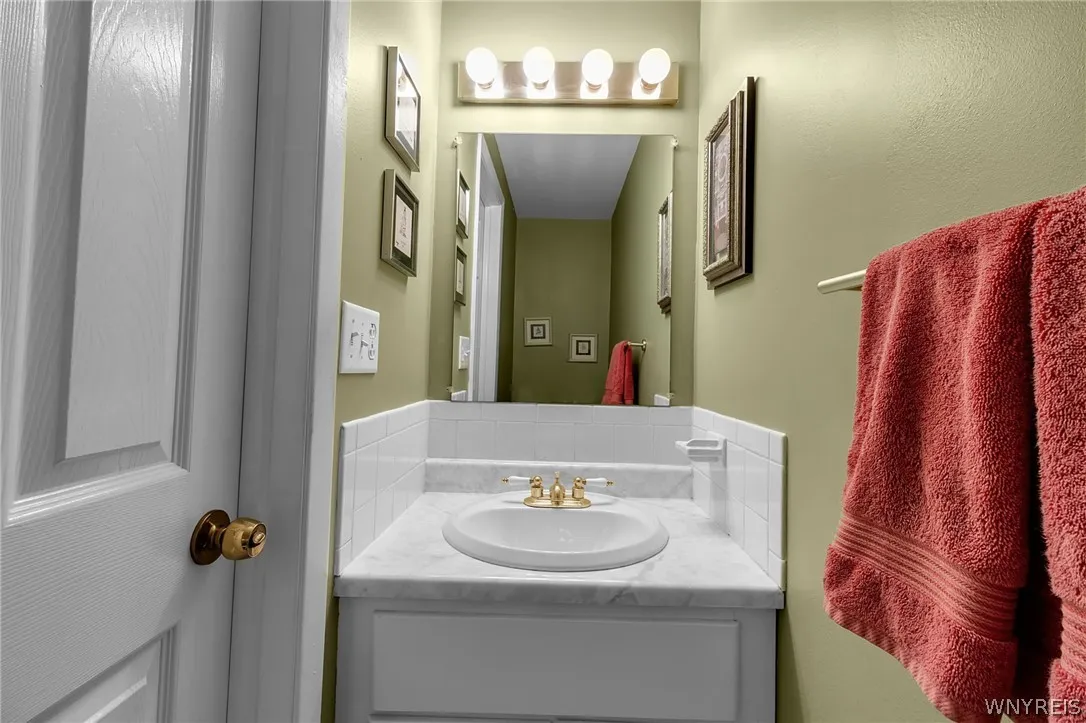 FIRST FLOOR BATHROOM