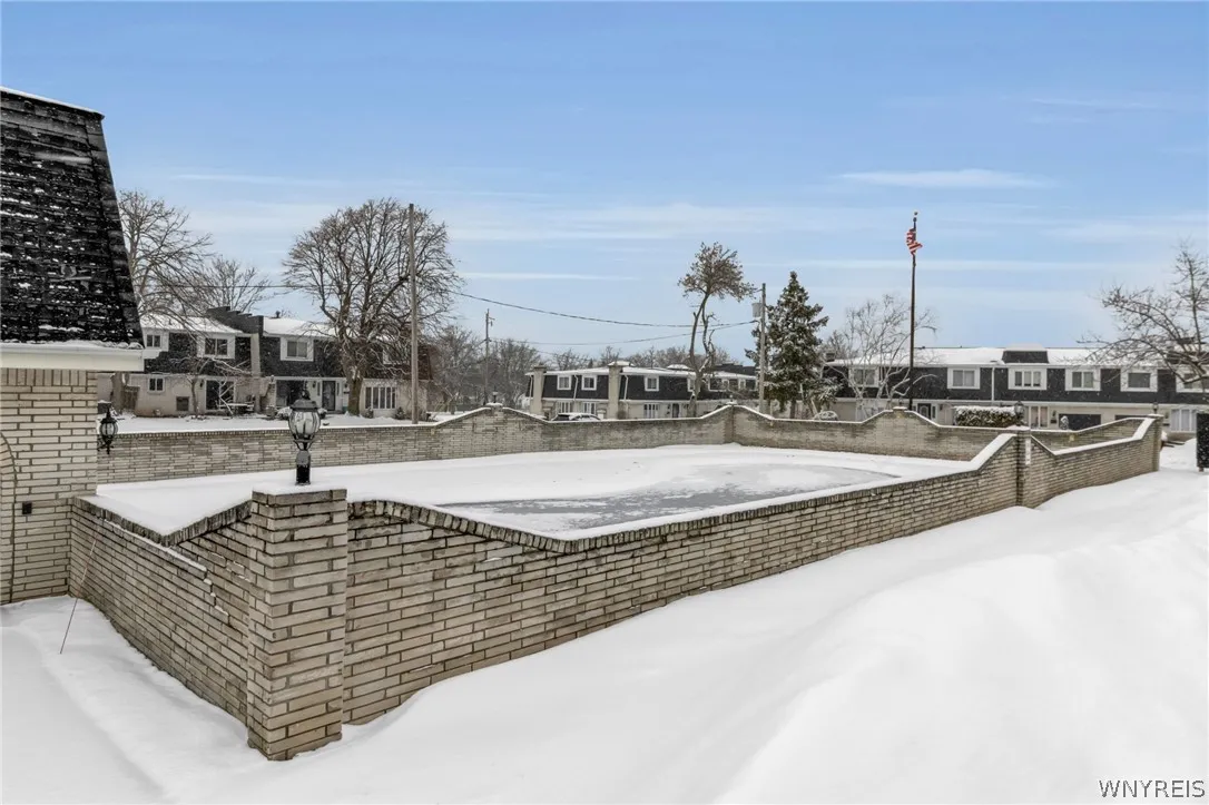 POOL INCLUDED IN HOA