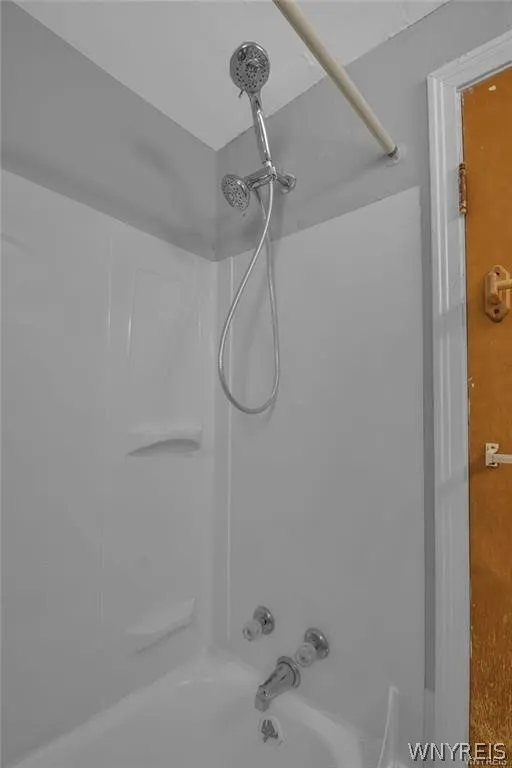 42 Layton Avenue, Amherst, New York 14226, Amherst, New York 14226, 2 Bedrooms Bedrooms, 5 Rooms Rooms,1 BathroomBathrooms,Residential Lease,For Rent,42 Layton Avenue, Amherst, New York 14226,0,B1665059