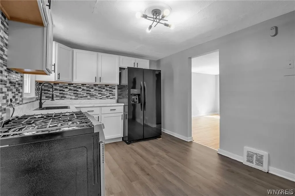 42 Layton Avenue, Amherst, New York 14226, Amherst, New York 14226, 2 Bedrooms Bedrooms, 5 Rooms Rooms,1 BathroomBathrooms,Residential Lease,For Rent,42 Layton Avenue, Amherst, New York 14226,0,B1665059