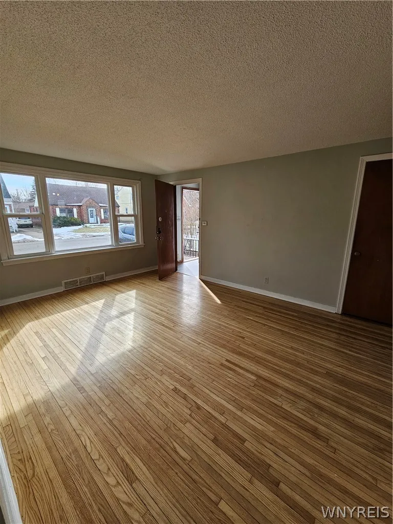 42 Layton Avenue, Amherst, New York 14226, Amherst, New York 14226, 2 Bedrooms Bedrooms, 5 Rooms Rooms,1 BathroomBathrooms,Residential Lease,For Rent,42 Layton Avenue, Amherst, New York 14226,0,B1665059