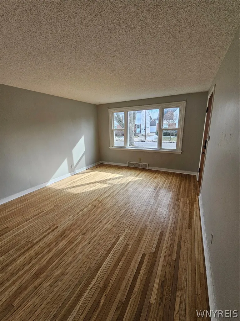 42 Layton Avenue, Amherst, New York 14226, Amherst, New York 14226, 2 Bedrooms Bedrooms, 5 Rooms Rooms,1 BathroomBathrooms,Residential Lease,For Rent,42 Layton Avenue, Amherst, New York 14226,0,B1665059