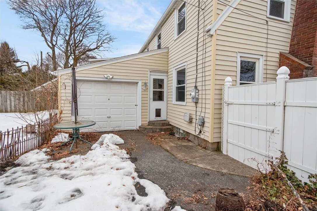 205 Thorncliffe Drive, Irondequoit, New York 14617, Irondequoit, New York 14617, 2 Bedrooms Bedrooms, 8 Rooms Rooms,2 BathroomsBathrooms,Residential,Closed,205 Thorncliffe Drive, Irondequoit, New York 14617,0,R1665007