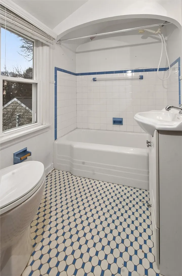 205 Thorncliffe Drive, Irondequoit, New York 14617, Irondequoit, New York 14617, 2 Bedrooms Bedrooms, 8 Rooms Rooms,2 BathroomsBathrooms,Residential,Closed,205 Thorncliffe Drive, Irondequoit, New York 14617,0,R1665007