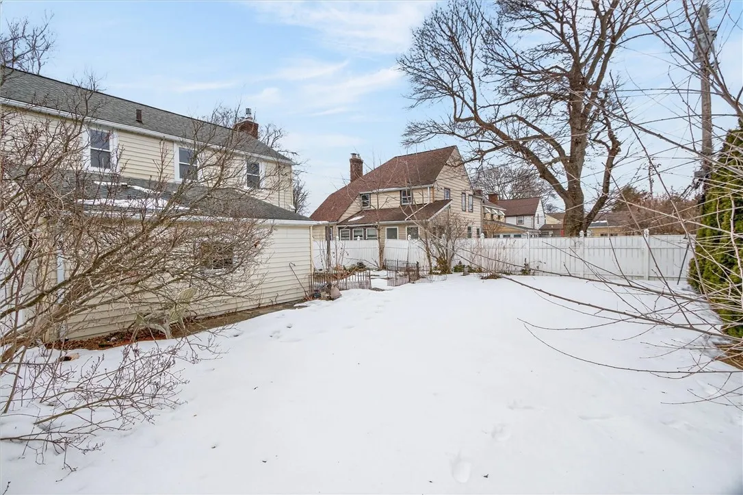 205 Thorncliffe Drive, Irondequoit, New York 14617, Irondequoit, New York 14617, 2 Bedrooms Bedrooms, 8 Rooms Rooms,2 BathroomsBathrooms,Residential,Closed,205 Thorncliffe Drive, Irondequoit, New York 14617,0,R1665007