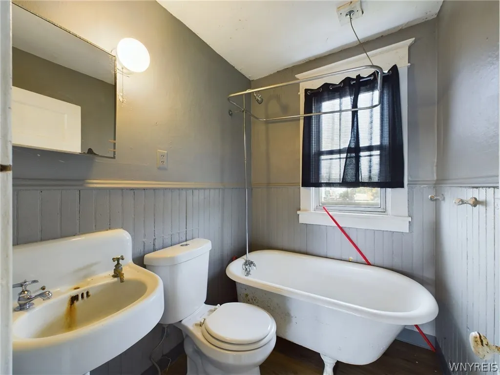 106 Esser Avenue, Buffalo, New York 14207, Buffalo, New York 14207, 4 Bedrooms Bedrooms, ,2 BathroomsBathrooms,Residential,For Sale,106 Esser Avenue, Buffalo, New York 14207,0,B1665045
