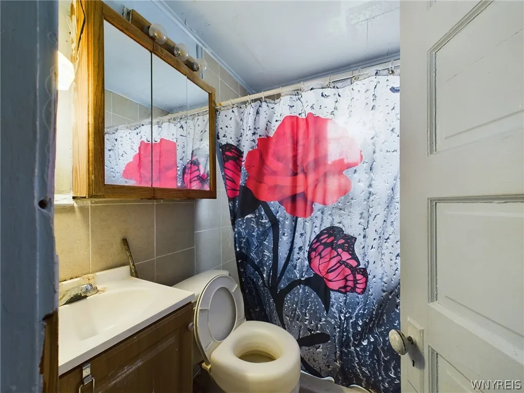 106 Esser Avenue, Buffalo, New York 14207, Buffalo, New York 14207, 4 Bedrooms Bedrooms, ,2 BathroomsBathrooms,Residential,For Sale,106 Esser Avenue, Buffalo, New York 14207,0,B1665045