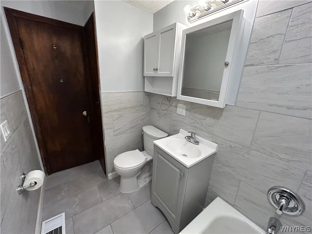 128 Bannard Avenue, Tonawanda, New York 14150, Tonawanda, New York 14150, 2 Bedrooms Bedrooms, 5 Rooms Rooms,1 BathroomBathrooms,Residential Lease,For Rent,128 Bannard Avenue, Tonawanda, New York 14150,0,B1665129