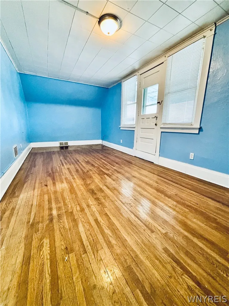 354 Shepard Avenue 2, Tonawanda, New York 14217, Tonawanda, New York 14217, 2 Bedrooms Bedrooms, 5 Rooms Rooms,1 BathroomBathrooms,Residential Lease,Closed,354 Shepard Avenue 2, Tonawanda, New York 14217,0,B1665137