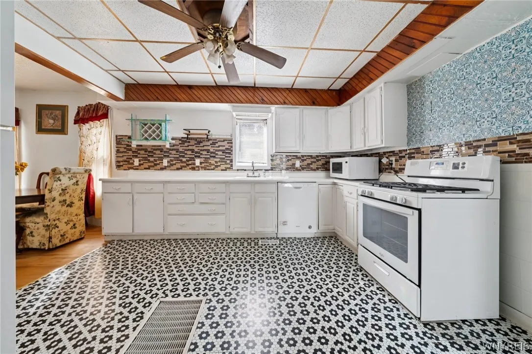 20 Deer Street, Buffalo, New York 14207, Buffalo, New York 14207, 5 Bedrooms Bedrooms, 6 Rooms Rooms,1 BathroomBathrooms,Residential,For Sale,20 Deer Street, Buffalo, New York 14207,0,B1665438