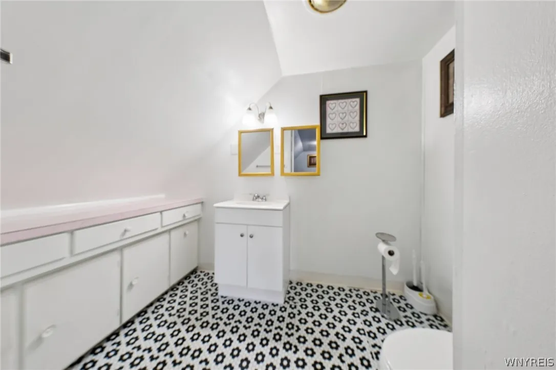 20 Deer Street, Buffalo, New York 14207, Buffalo, New York 14207, 5 Bedrooms Bedrooms, 6 Rooms Rooms,1 BathroomBathrooms,Residential,For Sale,20 Deer Street, Buffalo, New York 14207,0,B1665438