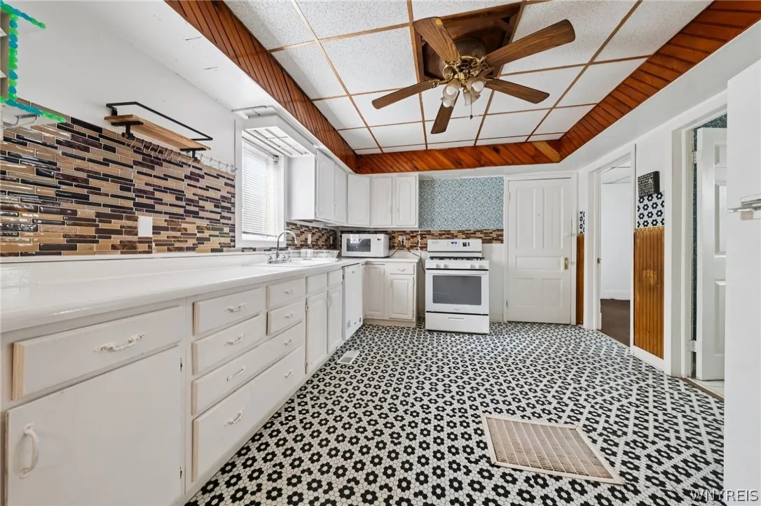 20 Deer Street, Buffalo, New York 14207, Buffalo, New York 14207, 5 Bedrooms Bedrooms, 6 Rooms Rooms,1 BathroomBathrooms,Residential,For Sale,20 Deer Street, Buffalo, New York 14207,0,B1665438