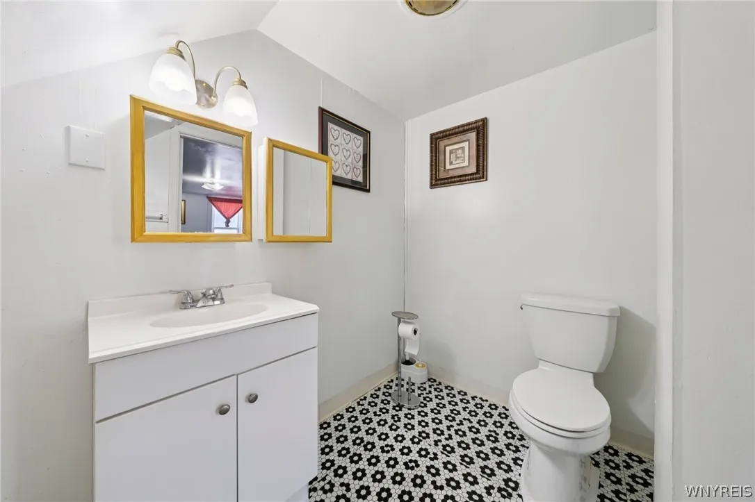 20 Deer Street, Buffalo, New York 14207, Buffalo, New York 14207, 5 Bedrooms Bedrooms, 6 Rooms Rooms,1 BathroomBathrooms,Residential,For Sale,20 Deer Street, Buffalo, New York 14207,0,B1665438