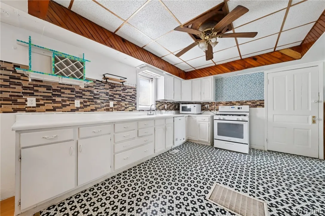 20 Deer Street, Buffalo, New York 14207, Buffalo, New York 14207, 5 Bedrooms Bedrooms, 6 Rooms Rooms,1 BathroomBathrooms,Residential,For Sale,20 Deer Street, Buffalo, New York 14207,0,B1665438