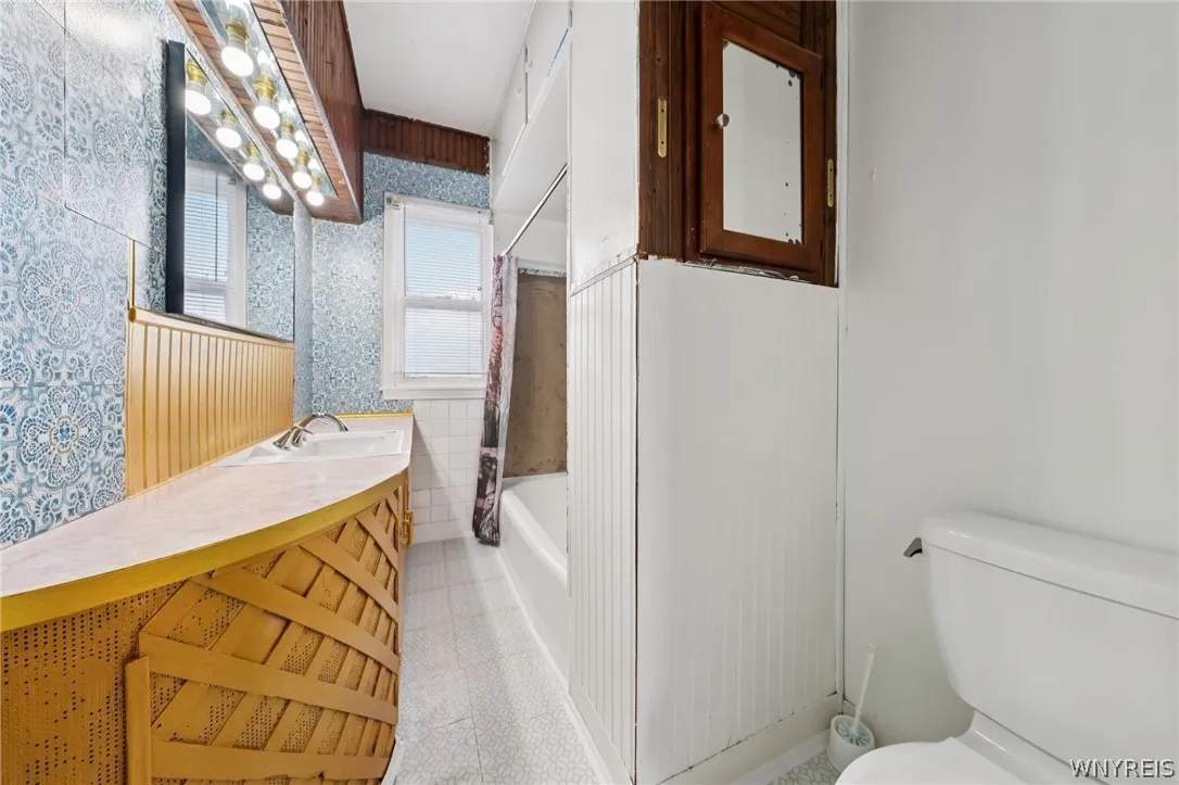20 Deer Street, Buffalo, New York 14207, Buffalo, New York 14207, 5 Bedrooms Bedrooms, 6 Rooms Rooms,1 BathroomBathrooms,Residential,For Sale,20 Deer Street, Buffalo, New York 14207,0,B1665438