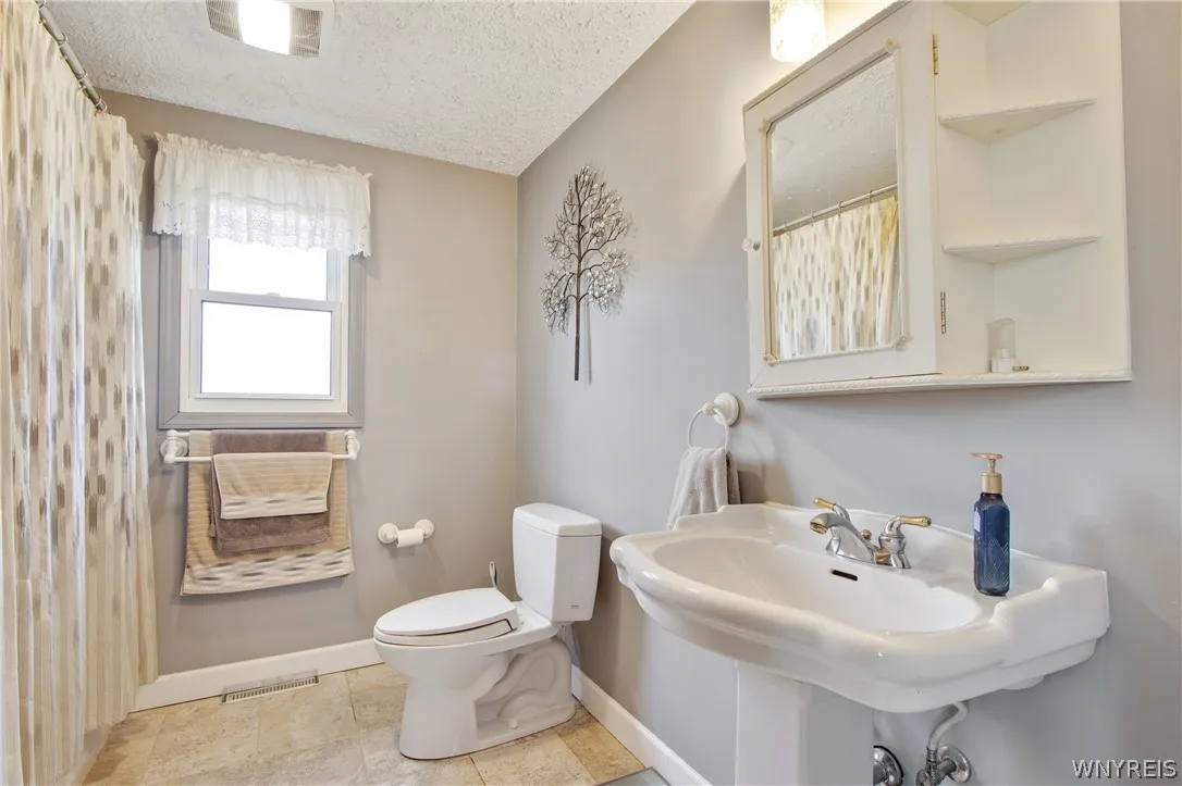 306 Sagewood, Amherst, New York 14221, Amherst, New York 14221, 4 Bedrooms Bedrooms, 8 Rooms Rooms,1 BathroomBathrooms,Residential,For Sale,306 Sagewood, Amherst, New York 14221,0,B1665671