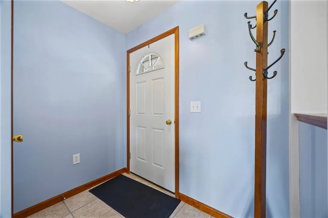 Entry way with closet