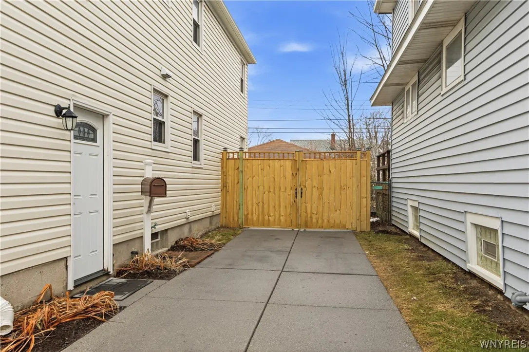 165 Tremont Avenue, Tonawanda, New York 14217, Tonawanda, New York 14217, 4 Bedrooms Bedrooms, ,2 BathroomsBathrooms,Residential,For Sale,165 Tremont Avenue, Tonawanda, New York 14217,0,B1665265