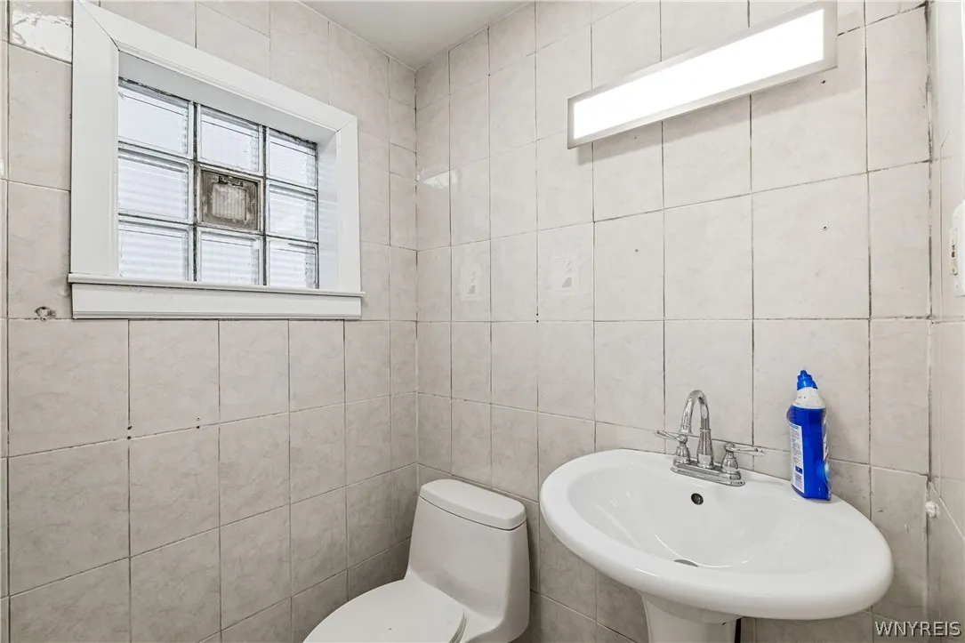 967 Kenmore Avenue, Tonawanda, New York 14217, Tonawanda, New York 14217, 3 Rooms Rooms,Commercial Sale,For Sale,967 Kenmore Avenue, Tonawanda, New York 14217,0,B1665555