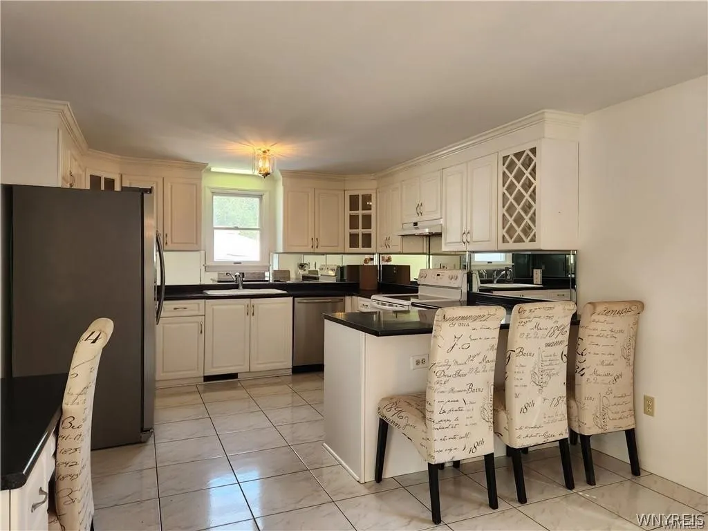 8845 County, Amherst, New York 14051, Amherst, New York 14051, 3 Bedrooms Bedrooms, 6 Rooms Rooms,2 BathroomsBathrooms,Residential Lease,For Rent,8845 County, Amherst, New York 14051,0,B1667058