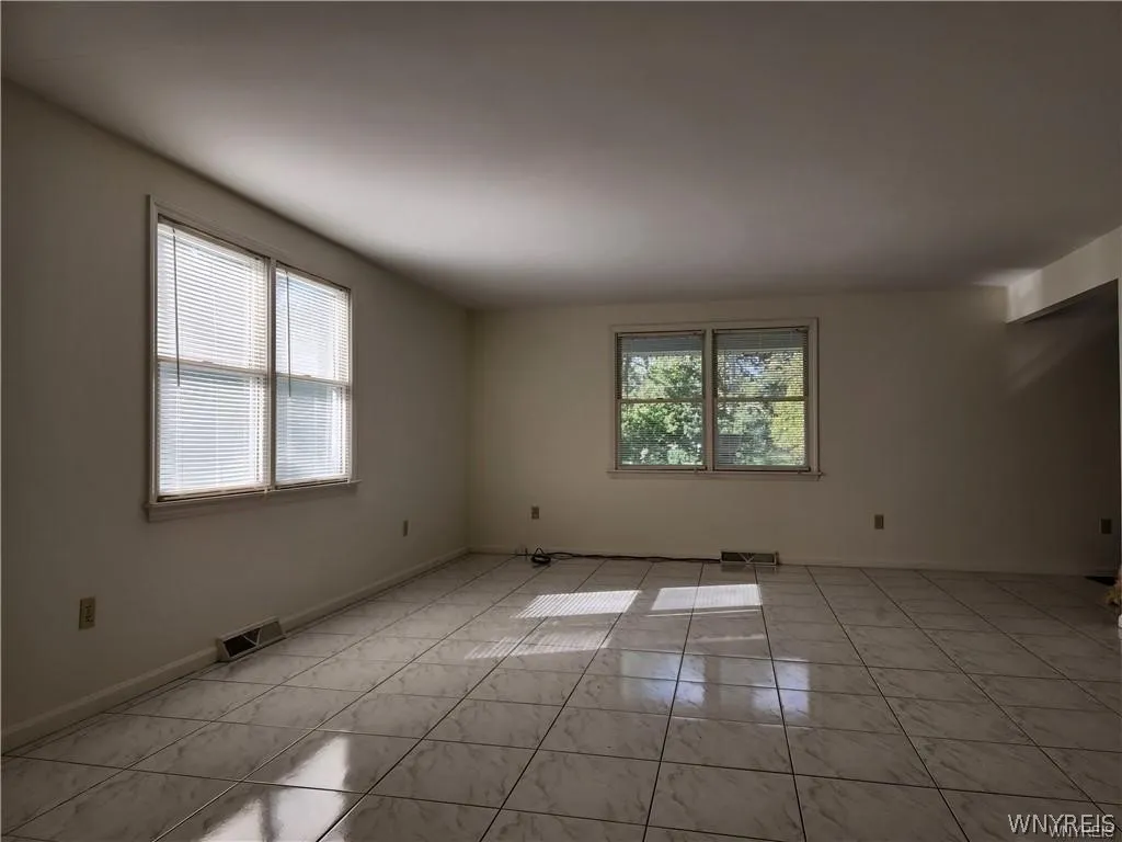8845 County, Amherst, New York 14051, Amherst, New York 14051, 3 Bedrooms Bedrooms, 6 Rooms Rooms,2 BathroomsBathrooms,Residential Lease,For Rent,8845 County, Amherst, New York 14051,0,B1667058