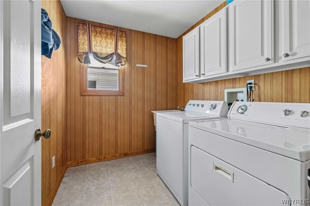 6521 White Oak, Hamburg, New York 14085, Hamburg, New York 14085, 4 Bedrooms Bedrooms, 7 Rooms Rooms,2 BathroomsBathrooms,Residential,For Sale,6521 White Oak, Hamburg, New York 14085,0,B1666257