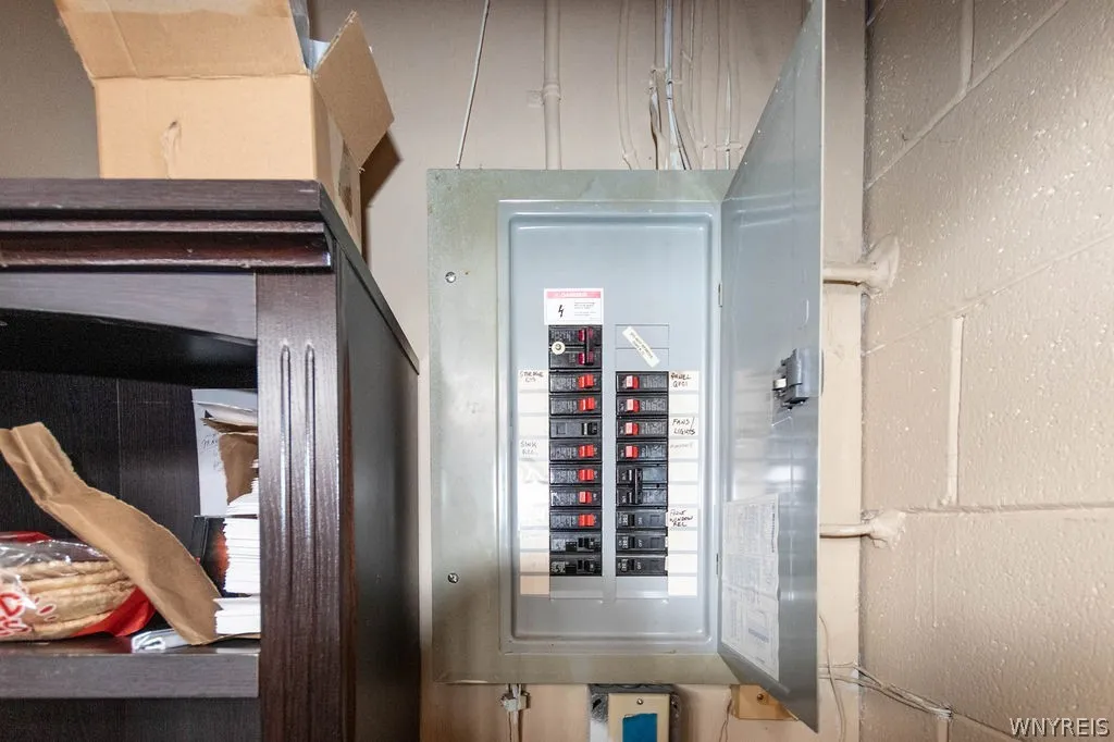 Pannal box closet.