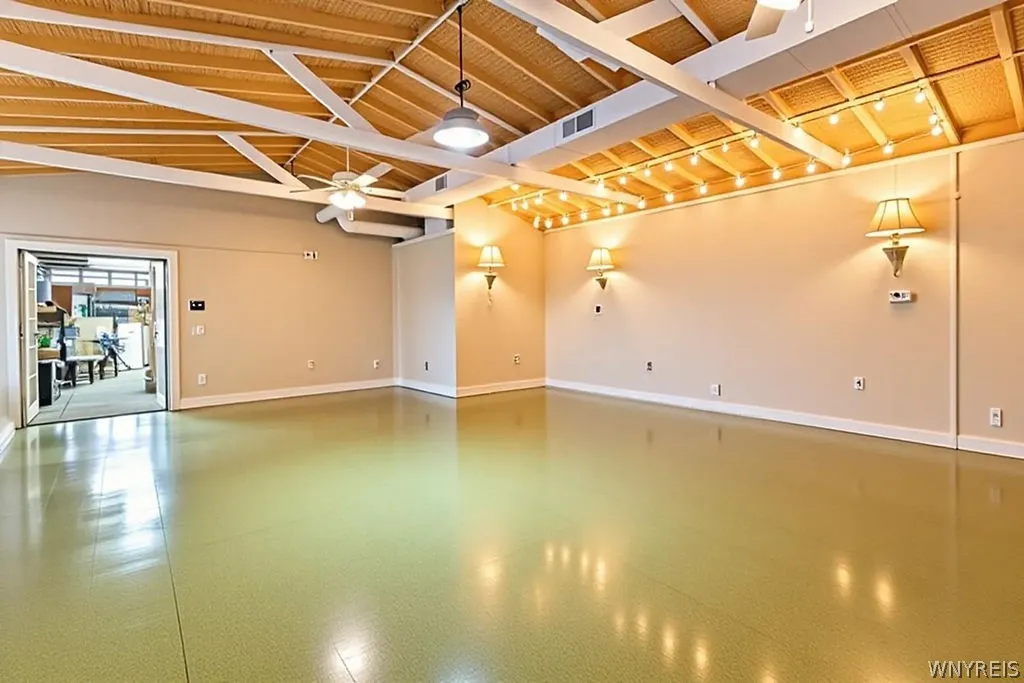 Virtually cleaned up show space
