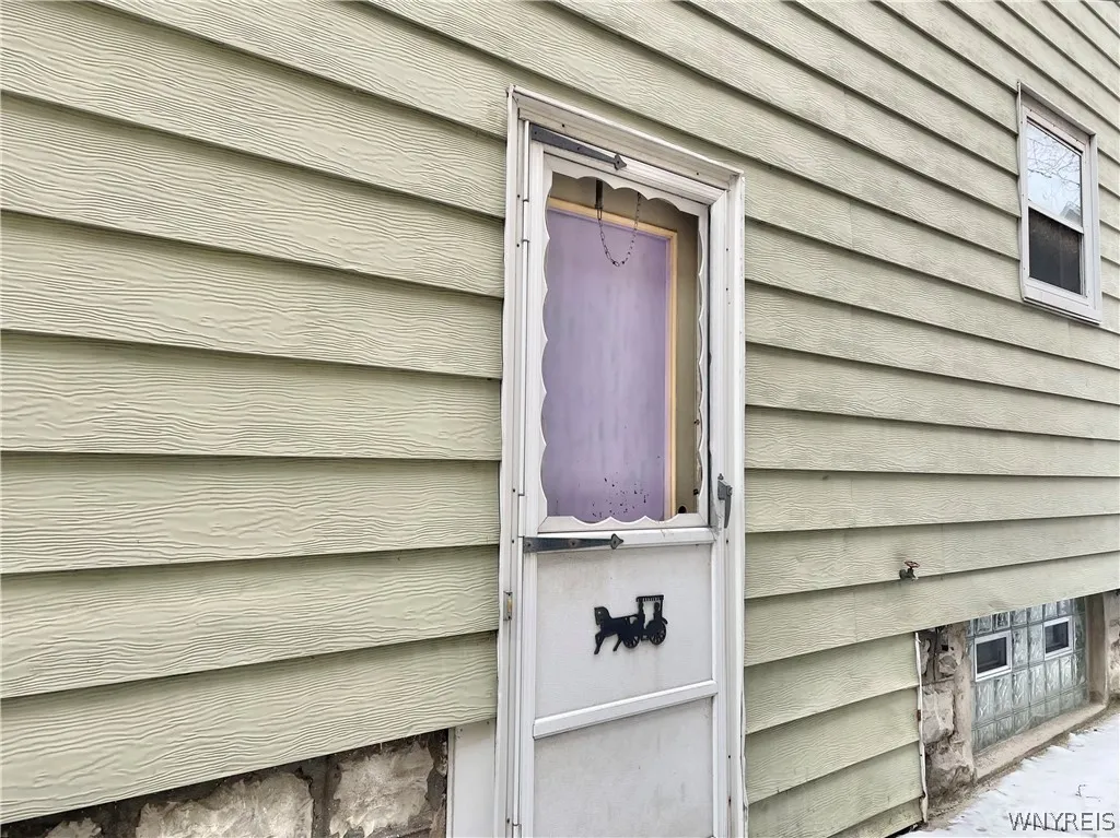 463 East Street, Buffalo, New York 14207, Buffalo, New York 14207, 4 Bedrooms Bedrooms, 9 Rooms Rooms,1 BathroomBathrooms,Residential,For Sale,463 East Street, Buffalo, New York 14207,0,B1667755