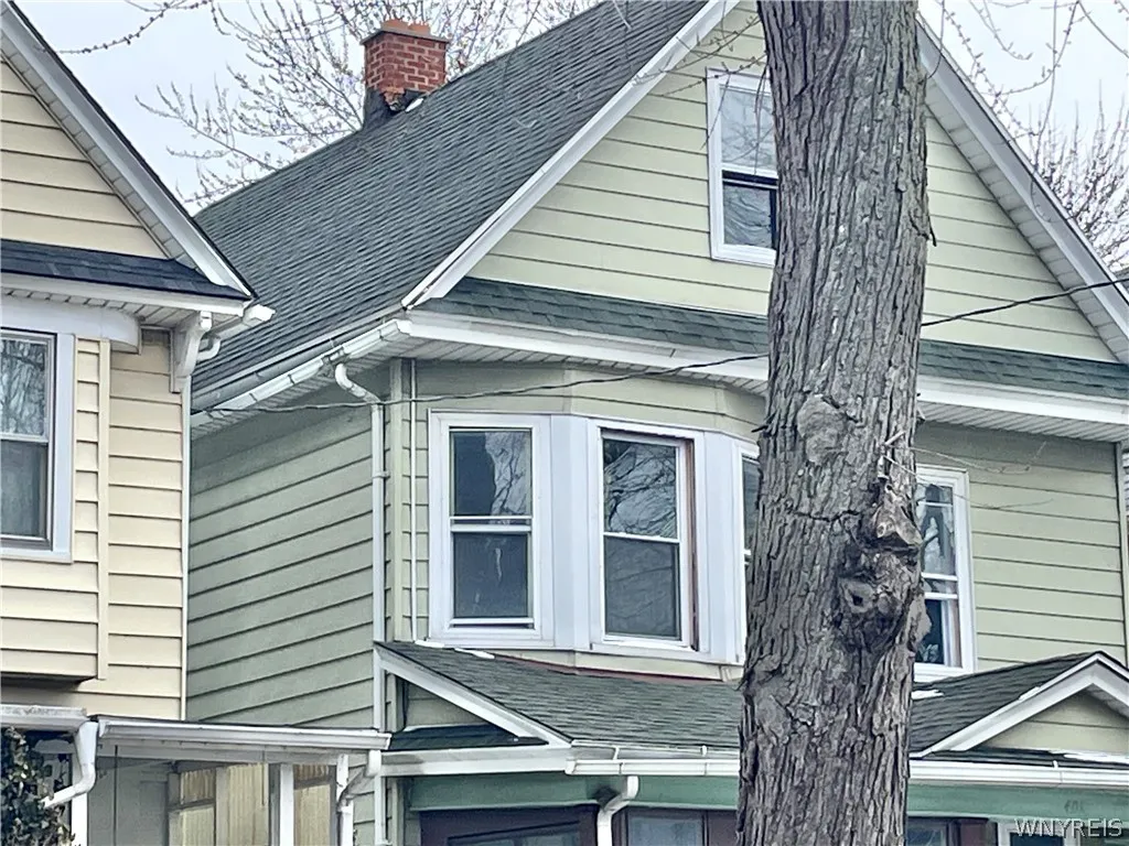 One side of roof newer than the other.