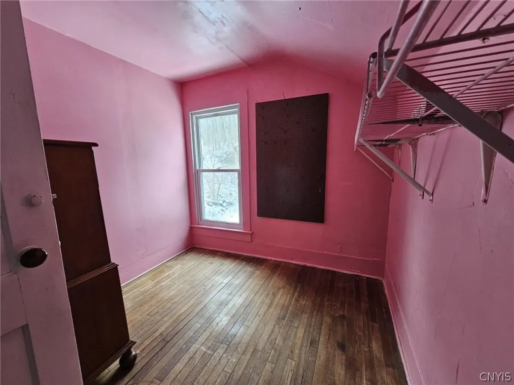 Small bedroom/walk in closet.