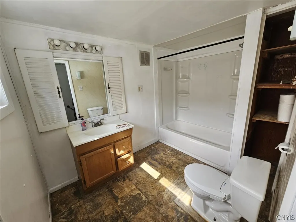 Upstairs full bath.