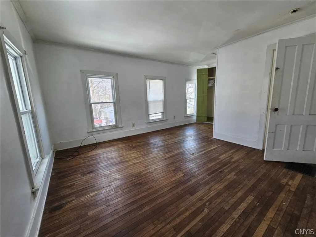 3rd bedroom corner view to windows.