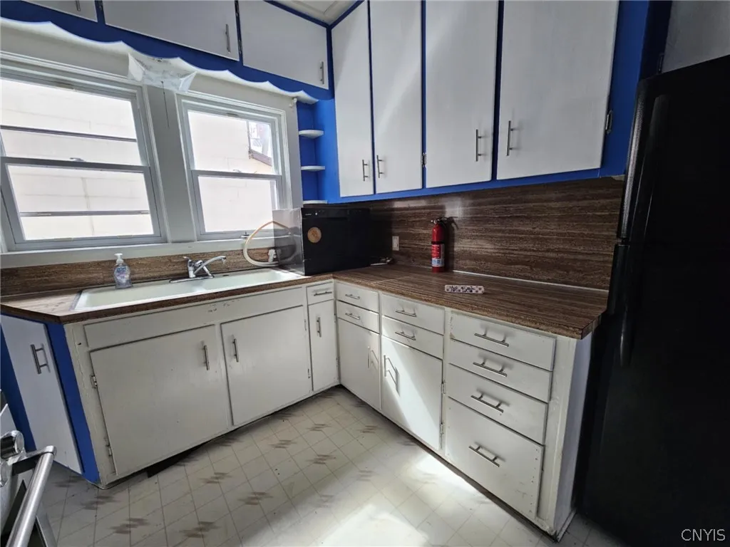 Kitchen counter/cabinets
