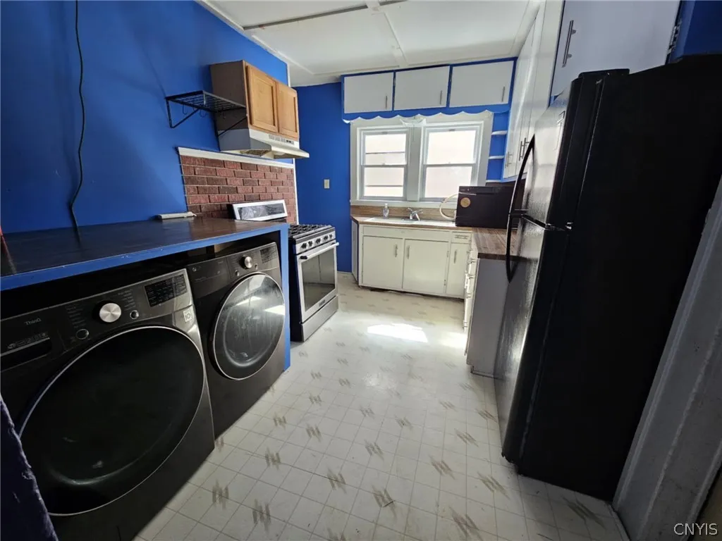 Kitchen with 1st floor washer/dryer