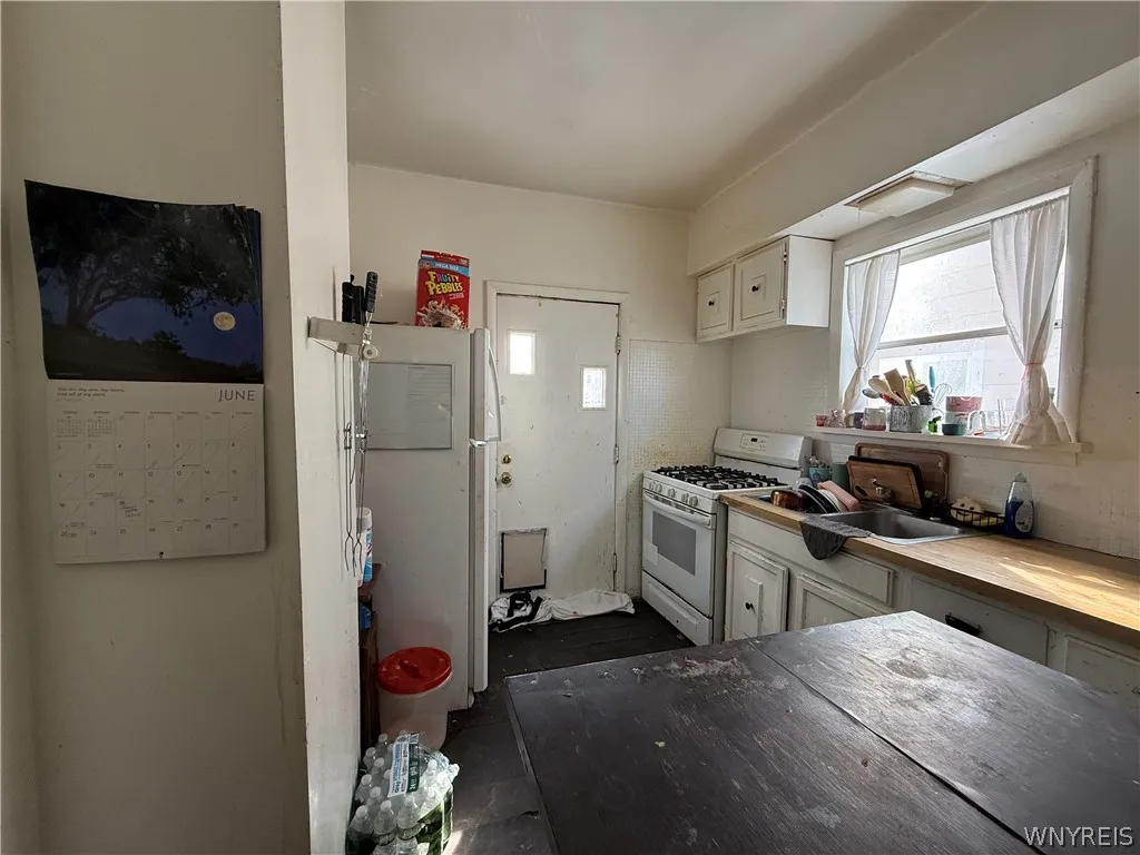 131 Riverside Avenue, Buffalo, New York 14207, Buffalo, New York 14207, 2 Bedrooms Bedrooms, 5 Rooms Rooms,1 BathroomBathrooms,Residential,For Sale,131 Riverside Avenue, Buffalo, New York 14207,0,B1664091