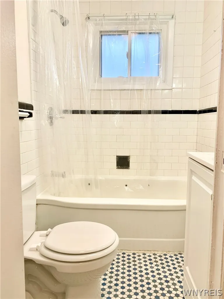657 Englewood Avenue 2, Tonawanda, New York 14223, Tonawanda, New York 14223, 2 Bedrooms Bedrooms, 5 Rooms Rooms,1 BathroomBathrooms,Residential Lease,For Rent,657 Englewood Avenue 2, Tonawanda, New York 14223,0,B1669299