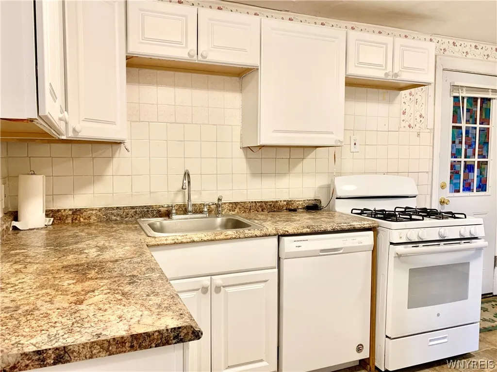 657 Englewood Avenue 2, Tonawanda, New York 14223, Tonawanda, New York 14223, 2 Bedrooms Bedrooms, 5 Rooms Rooms,1 BathroomBathrooms,Residential Lease,For Rent,657 Englewood Avenue 2, Tonawanda, New York 14223,0,B1669299