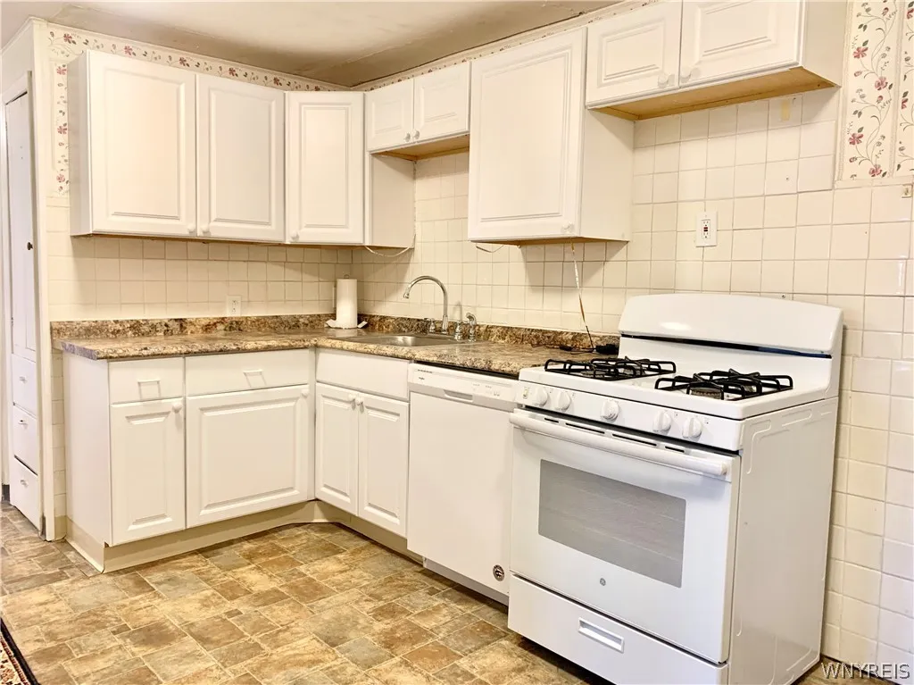 657 Englewood Avenue 2, Tonawanda, New York 14223, Tonawanda, New York 14223, 2 Bedrooms Bedrooms, 5 Rooms Rooms,1 BathroomBathrooms,Residential Lease,For Rent,657 Englewood Avenue 2, Tonawanda, New York 14223,0,B1669299