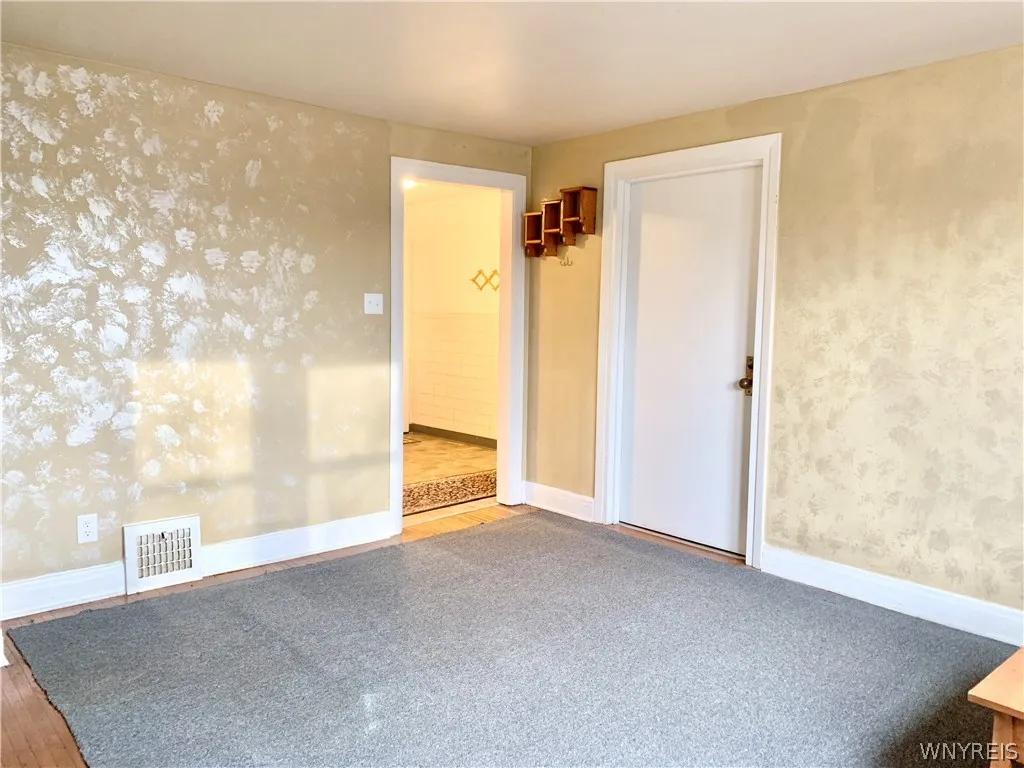 657 Englewood Avenue 2, Tonawanda, New York 14223, Tonawanda, New York 14223, 2 Bedrooms Bedrooms, 5 Rooms Rooms,1 BathroomBathrooms,Residential Lease,For Rent,657 Englewood Avenue 2, Tonawanda, New York 14223,0,B1669299