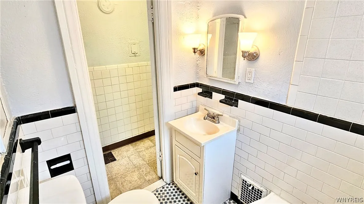 657 Englewood Avenue 8, Tonawanda, New York 14223, Tonawanda, New York 14223, 2 Bedrooms Bedrooms, 5 Rooms Rooms,1 BathroomBathrooms,Residential Lease,For Rent,657 Englewood Avenue 8, Tonawanda, New York 14223,0,B1669301