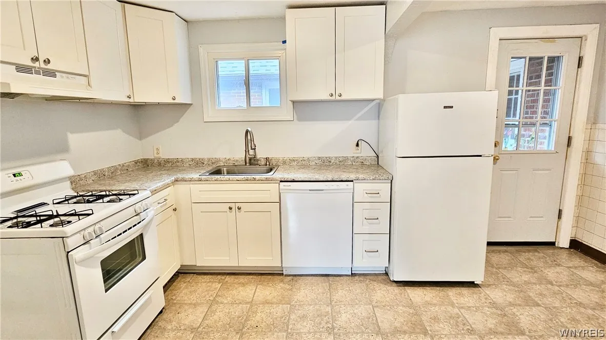 657 Englewood Avenue 8, Tonawanda, New York 14223, Tonawanda, New York 14223, 2 Bedrooms Bedrooms, 5 Rooms Rooms,1 BathroomBathrooms,Residential Lease,For Rent,657 Englewood Avenue 8, Tonawanda, New York 14223,0,B1669301